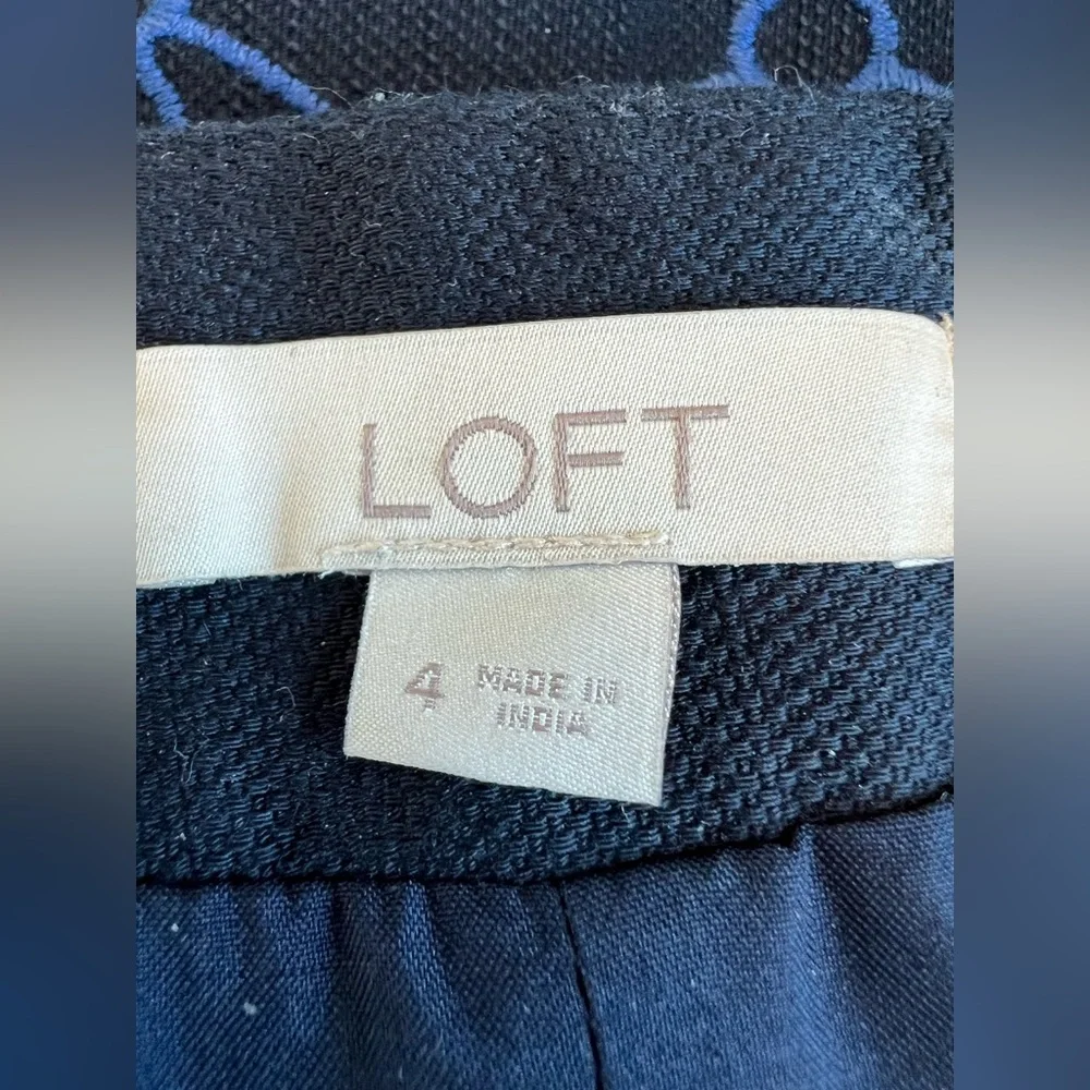 SOLD💙 EUC ANN TAYLOR LOFT Embroidered Navy Blue Skirt | Size 4 - Picture 9 of 10